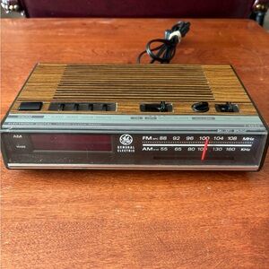 General Electric 7-4624A AM/FM electronic digital alarm clock radio. Tested
